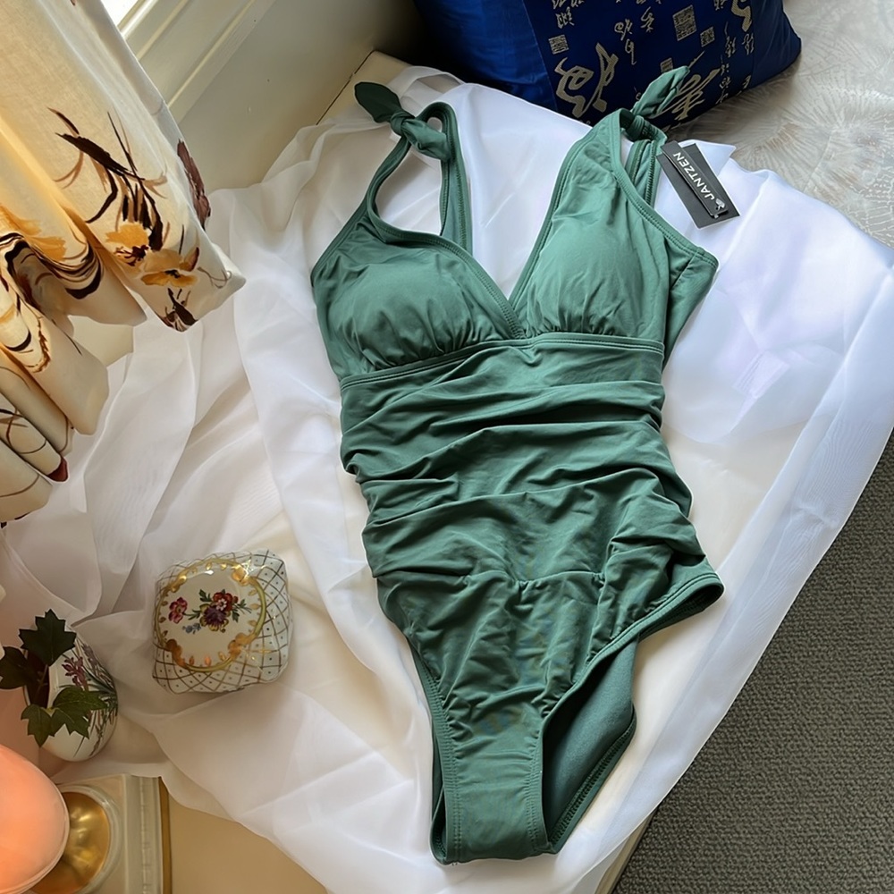 Green Goddess Jantzen one piece bathing suit 8  tummy friendly very flattering